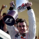 fernando-alonso-levanta-el-trofeo-de-vencedor-del-gran-premio-de-italia-monza-2007-1027