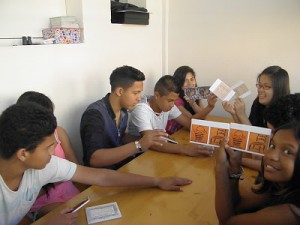 Els alumnes jugant al memo de la casa on visc.