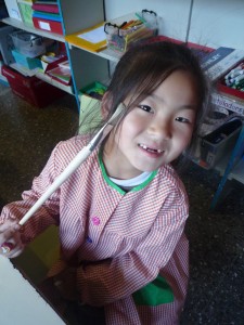 La Jingwen també està preparada amb la seva bata de color rosa, el seu color preferit.
