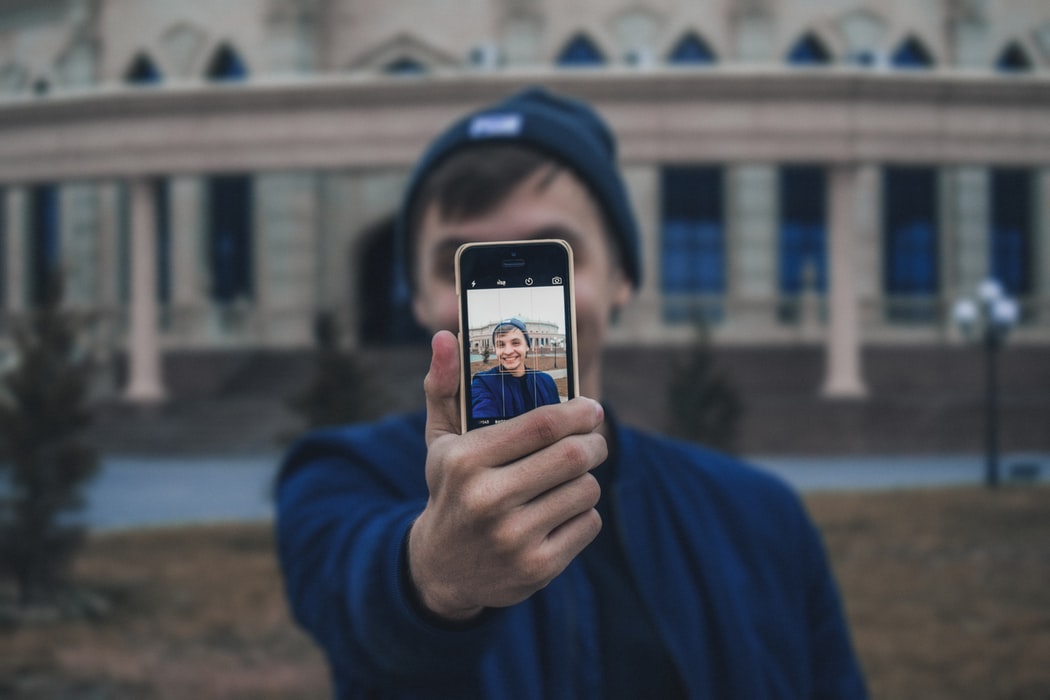 Noi mostrant la seva foto