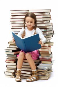nina-leyendo-sola_1098-2048