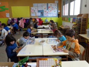 Cada matí a les 9 i cada tarda a les 3 fem una estona de lectura lliure. Podem triar el llibre que ens agrada i així ens ho passem bé tot aprenent.