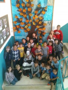 Els alumnes de 3r i 4t ens  hem fet una foto amb la castanyera del nostre edifici.
