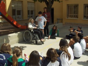 La Sra. Lurdes Bergadà al pati de l'escola amb l'alumnat de sisè.