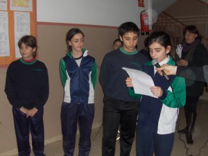 Alumnes de sisè fent la lectura del manifest.