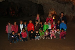 Alumnes i mestres, durant la visita.