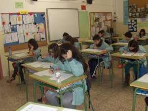Alumnes de cicle superior realitzant la prova.