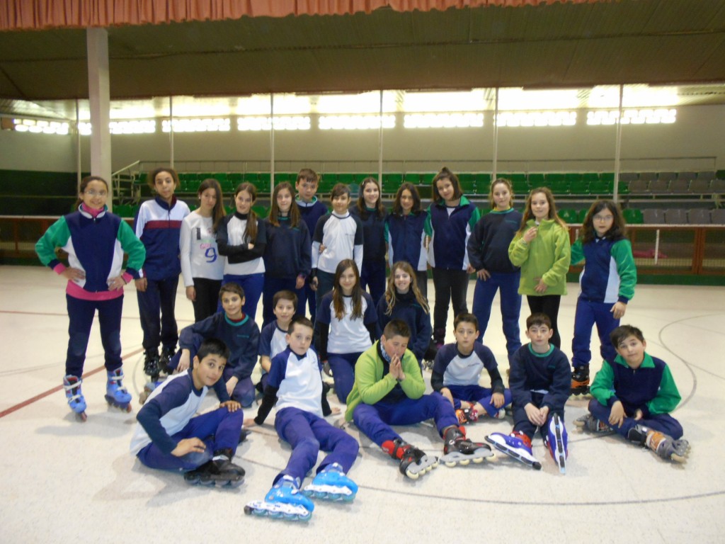 Alumnes de sisè realitzant l'activitat de patinatge