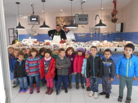 Alumnes de P-4 a la peixateria "El llaüt"