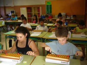 Alguns alumnes de 4rt aprenen a tocar el carilló.