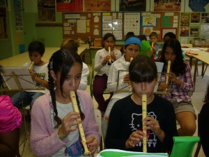 Alguns alumnes de 6è aprenent a tocar la flauta dolça.