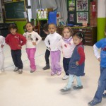 Vora el foc tinc la mainada que castanyes fa torrar