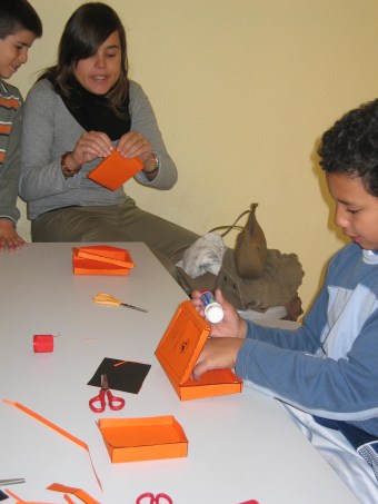 els del grup de la Maria montant el seu miniforn solar
