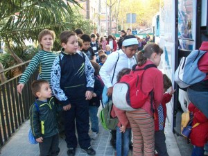 Els amics de 4t. ens ajuden a pujar a l'autocar.