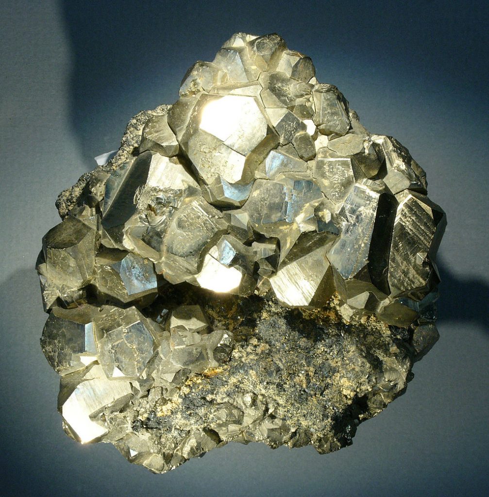 1024px-Pyrite-elba_hg