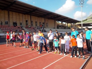Alumnes a la pista d'adletisme