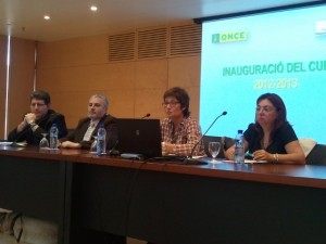 Sr. Manel Eiximeno, director del CRE ONCE Barcelona, el Sr. Xavier Grau i Sabaté, delegat territorial de l’ONCE a Catalunya, la Sra. Carme Altés, Cap del Servei d’Atenció a la Diversitat i la Inclusió del Departament d’Ensenyament, i per últim, la Sra. Maite Torres, tècnica del mateix servei del Departament