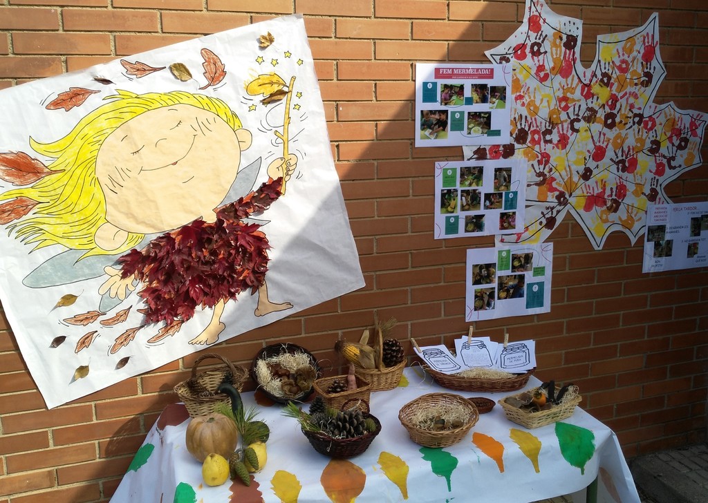 El pati de l'escola decorat per la festa de la Castanyada.