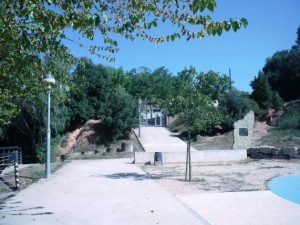 els tubs i el mur de la font de l'aixeta