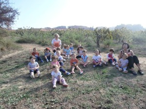 a al vinya amb els cistells