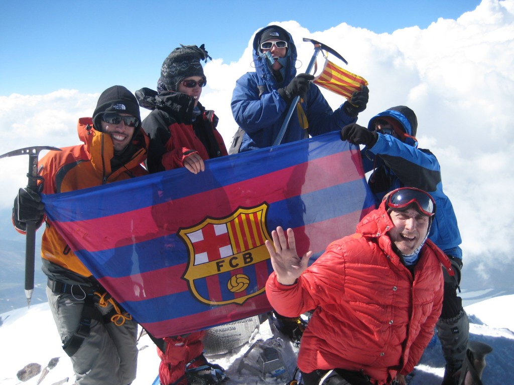 Joan, Maria, Jaume, Pau i Joaquim a l'Elbrus. Visca el Barça!