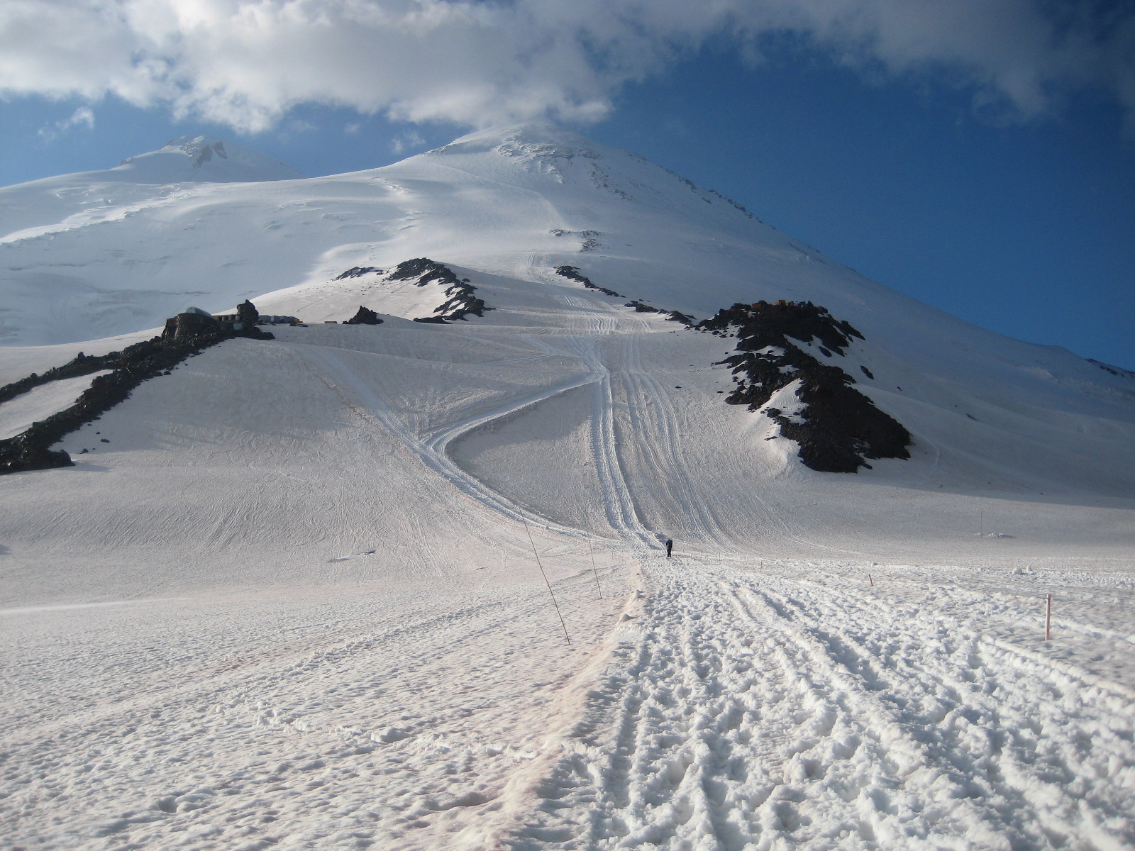 Els cims de l'Elbrus ens van quedant lluny