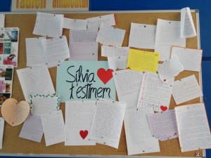 El taulell on la Sílvia anunciava les seves notícies, ara ple de dedicatòries