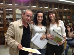 El professor Josefet Fuentes amb les seves alumnes