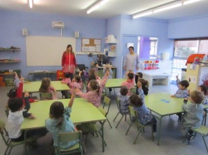 Els nens de P3 votant el nom de la classe.