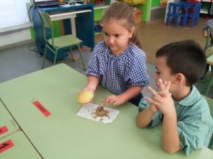 A P5A comencem a elaborar els panellets.