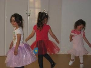 P4 juga a disfressar-se.