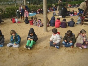 Tot infantil anem al pati de P3 a esmorzar botifarra d'ou.