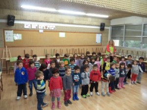 Els dos P3 fan l'últim assaig de la dansa "Ani Kuni" per Carnestoltes.