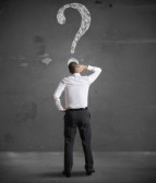 17624885-confundido-hombre-de-negocios-mirando-signo-de-interrogacia-n-en-la-pared