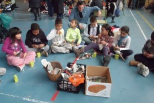 Cicle mitjà menjant castanyes.