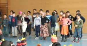 Els nens i nenes de 3er cantant.