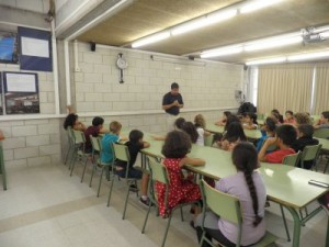 El Sr. Martí fent explicacions sobre els pirates als petits