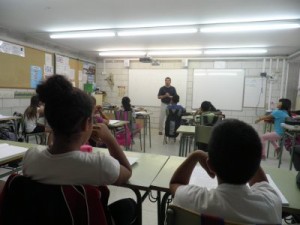 El Sr. Martí fent explicacions sobre els pirates als grans