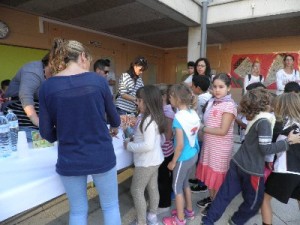 Els pares i mares de l'AMPA ens reparteixen les castanyes i sucs