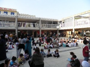 Cada classe reunida menjant castanyes