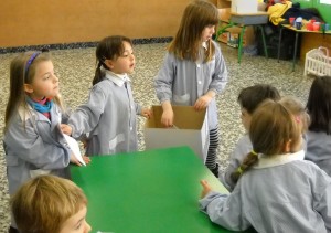 alumnes repartint cartes