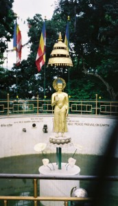 Buda daurat, es troba abans de pujar els 365 esglaons que condueixen al complex de temples i l'estupa.