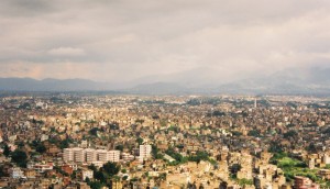 El complex de temples es trova dalt d'un turó amb vistes magnifiques de tota la vall de Katmandú.