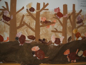 Una bona manera d'apendre com viuen els esquirols és representar en un mural el seu hàbitat,on aparegui tant els arbres on viuen com els fruits que mengen.