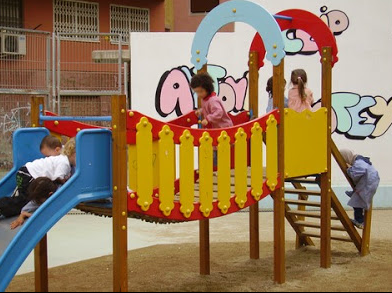 Vista d'una de les zones dedicades al lleure dels infants de l'escola.