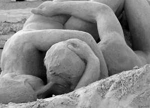 cuerpos-de-dos-amantes-abrazados-al-morir2