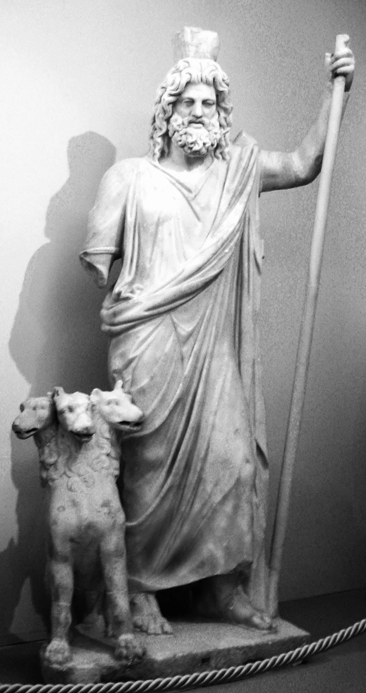 Escultura esculpida en marbre, del déu Hades.