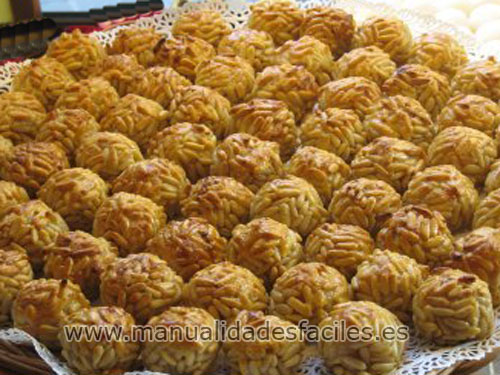Panellets de pinyos típics.