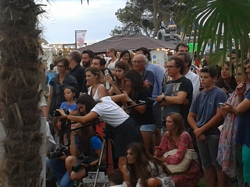 (Integrants del grup amb els fotògrafs professionals)