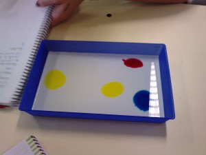 gotes de colorant alimentari sobre la llet